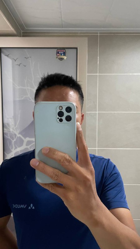 就这件T恤居然是2014年买的，也就是到现在有10年了！我的天啊‼️一件T恤能穿10年，我是真的觉得太不可思议了